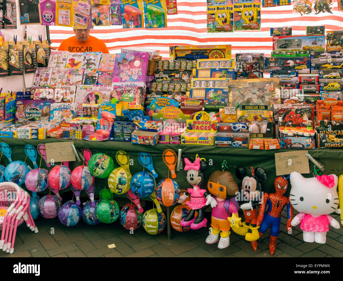 Mann in seinem Spielzeug-Stall an der Freitagsmarkt in der High Street in Redcar Cleveland North Yorkshire England Stockfoto