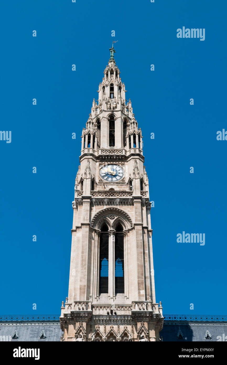 Der neugotische Turm des Rathauses in Wien an einem sonnigen Tag vor blauem Himmel Stockfoto