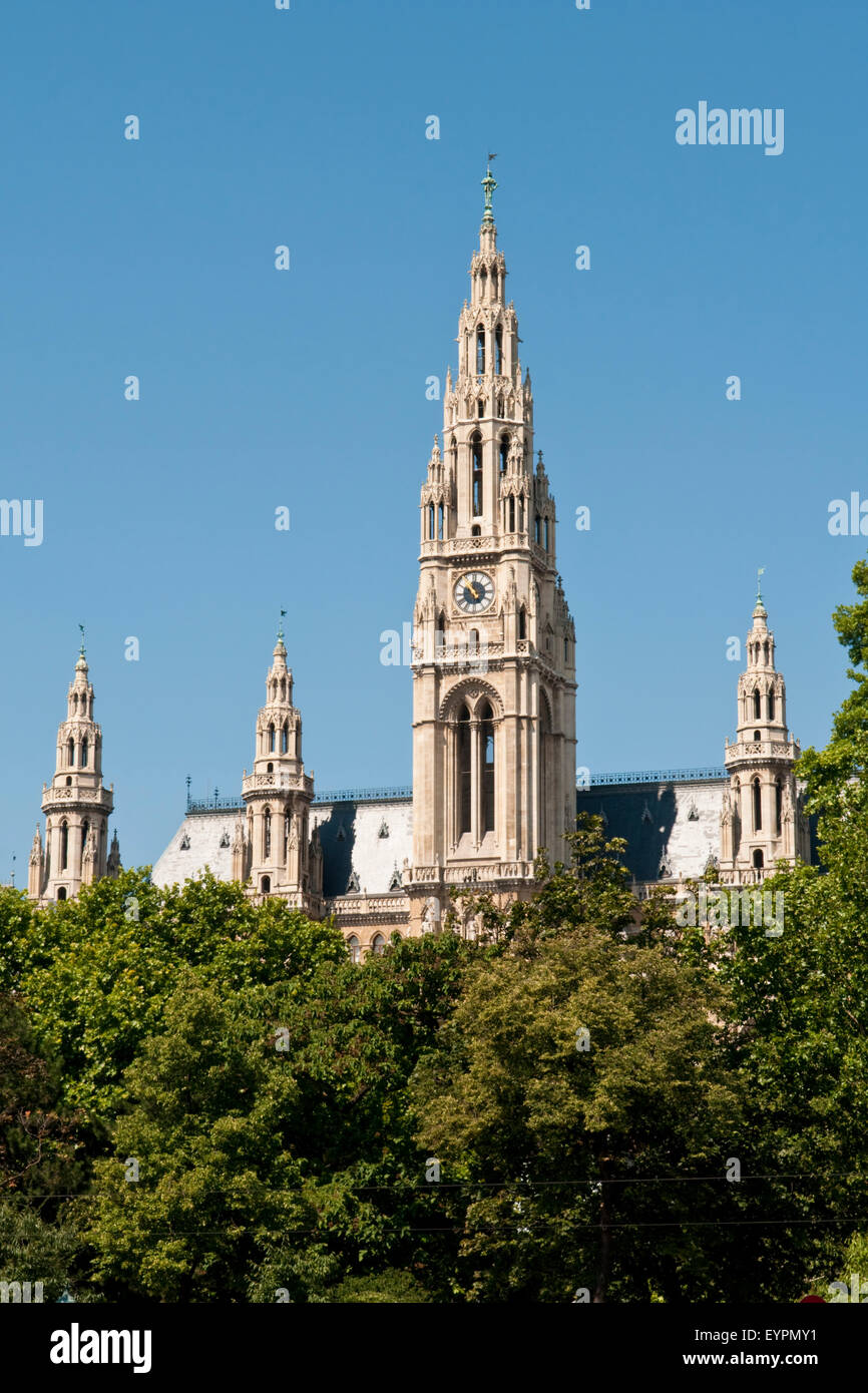 Das Rathaus in Wien gesehen über die Bäume in Rathausparks an einem sonnigen Tag Stockfoto