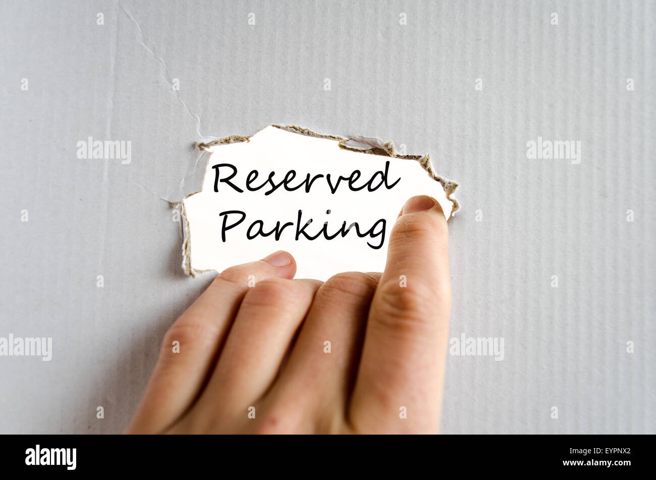 Reservierter Parkplatz-Hand-Konzept isoliert auf weißem Hintergrund Stockfoto
