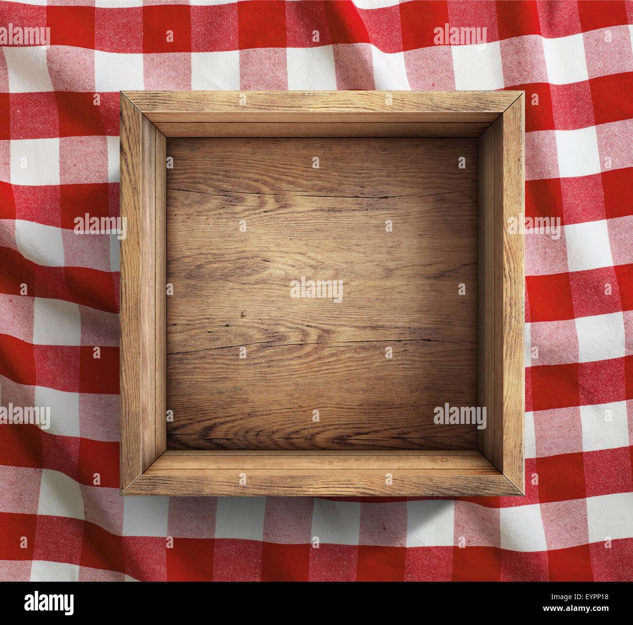 Holzkiste auf roten Picknick Tischdecke Draufsicht Stockfoto