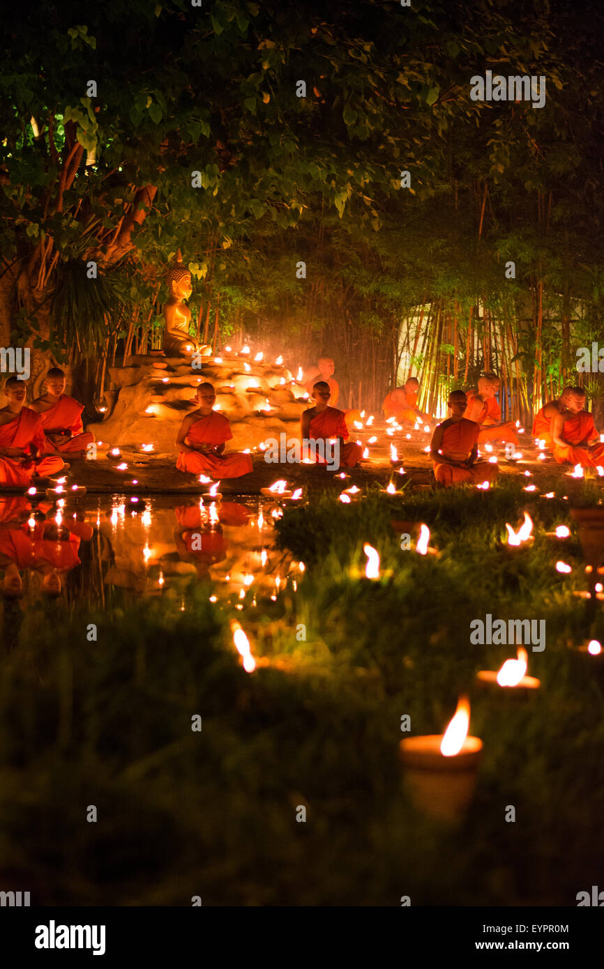 Die Mönche um die Buddha-Statue im Wortspiel Tao Tempel. Chiang Mai, Thailand.  30.07.2015 Stockfoto