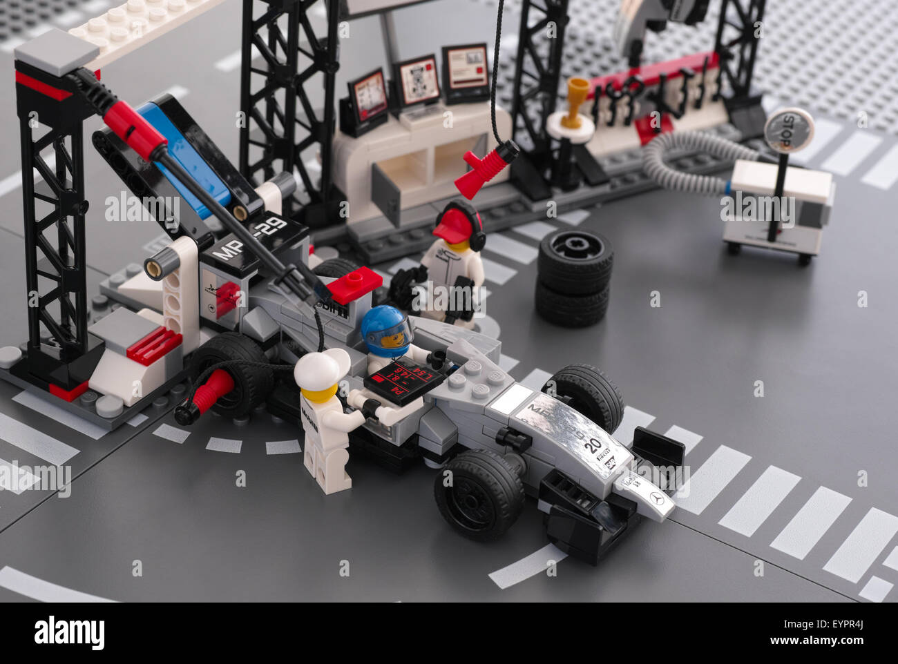 MP4-29 Rennwagen im McLaren Mercedes Boxenstopp von LEGO Geschwindigkeit  Champions mit voll ausgestatteten Cabrio Boxenstopp Stockfotografie - Alamy