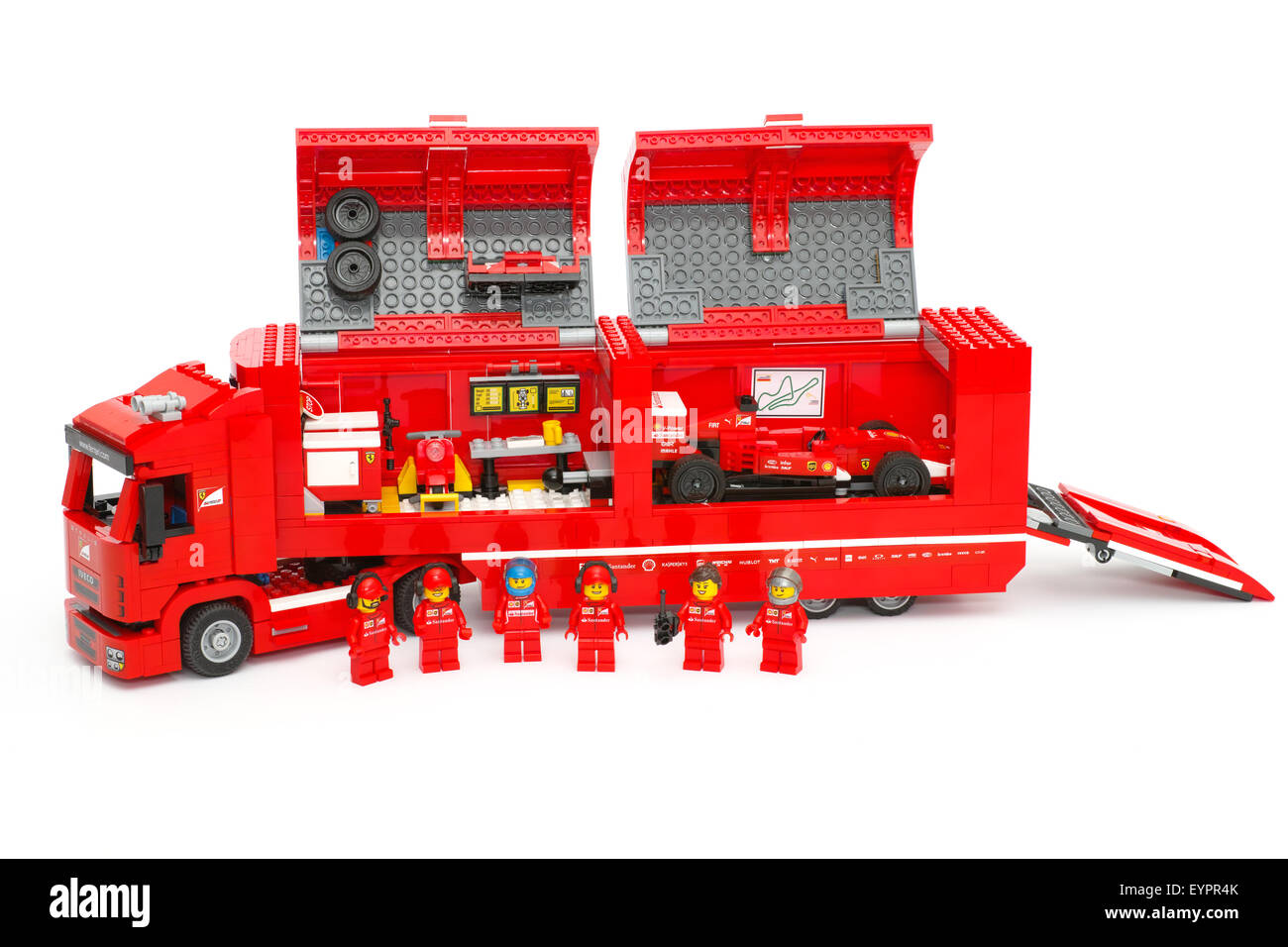 LEGO F14 T & Scuderia Ferrari Truck mit Rennwagen im Inneren und Team-Crew-Mitglieder von LEGO Geschwindigkeit Champions. Stockfoto