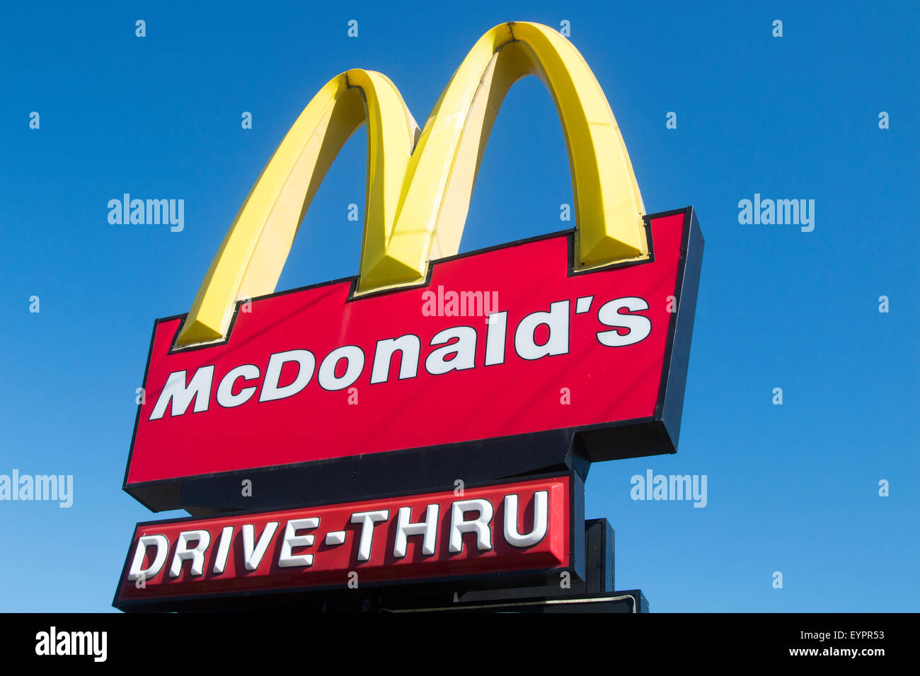 Berühmten McDonalds-Schriftzug und Logo für die Fahrt durch Essen auf einem tiefblauen Himmel, Sydney, Australien Stockfoto