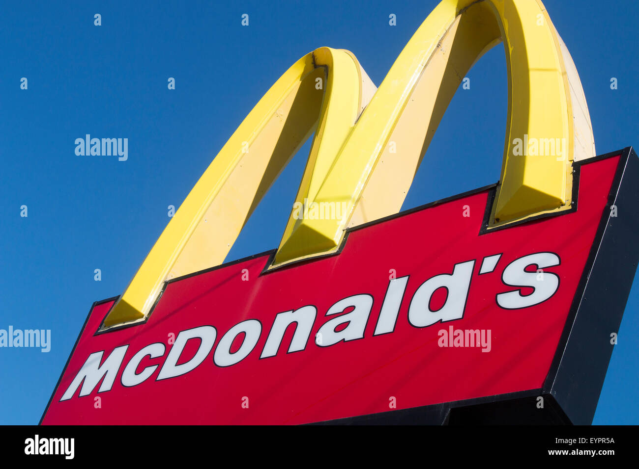 Berühmten McDonalds-Schriftzug und Logo gegen einen tiefblauen Winterhimmel in Sydney, Australien Stockfoto