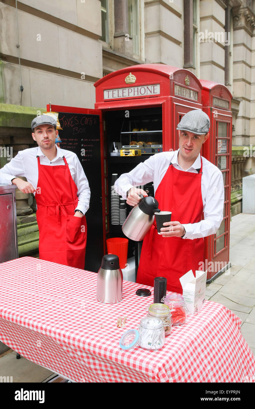 Eine stillgelegte Telefonzelle umgewandelt in ein Mikro Kaffeebar im Colmore Reihe, Birmingham UK am Tag seiner Eröffnung August 2015 Stockfoto