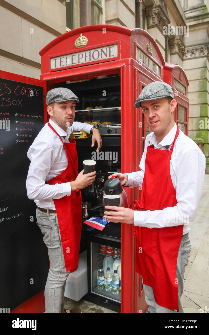 Eine stillgelegte Telefonzelle umgewandelt in ein Mikro Kaffeebar im Colmore Reihe, Birmingham UK am Tag seiner Eröffnung August 2015 Stockfoto