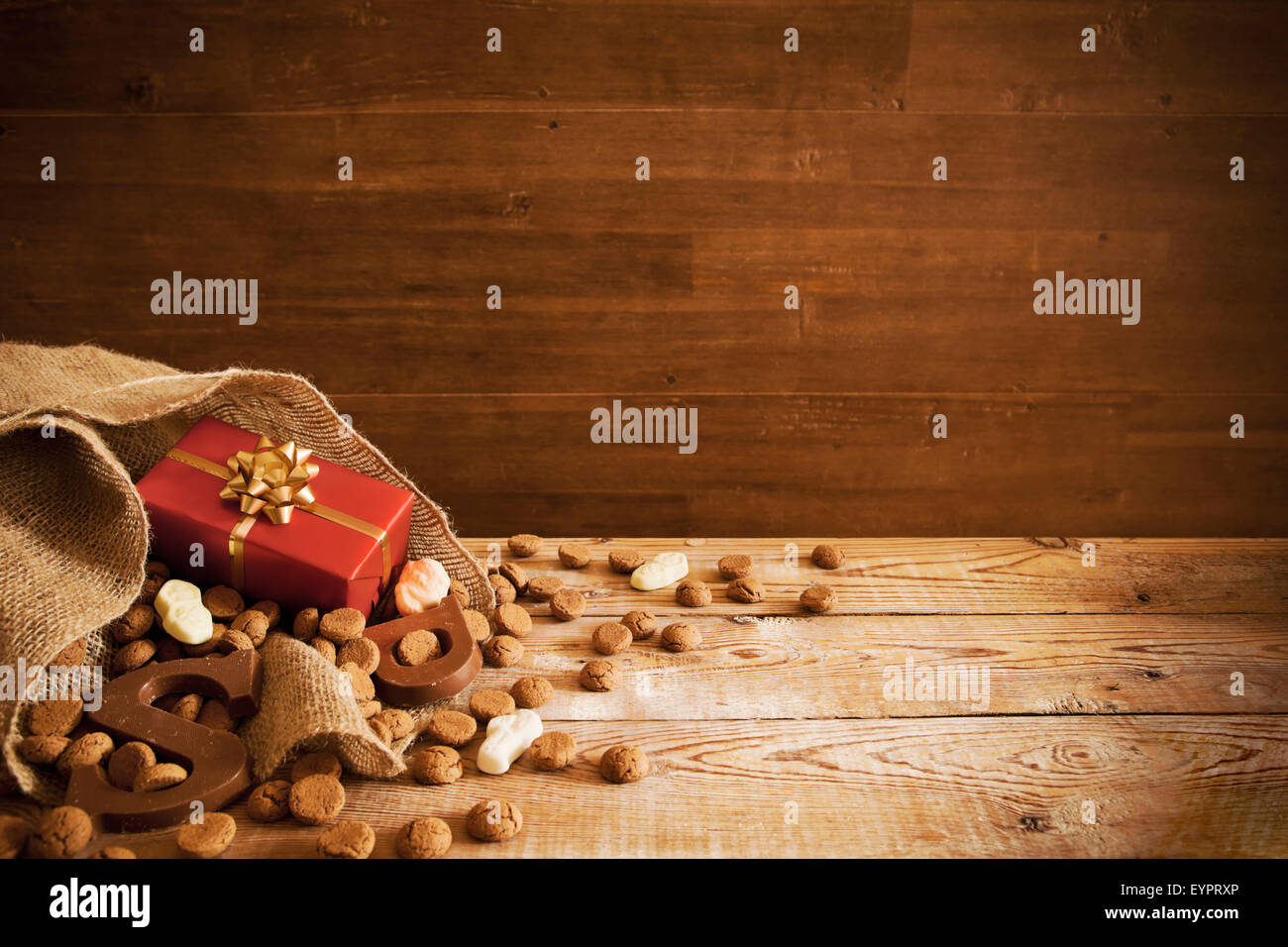 "De Zak van Sinterklaas" (St.-Nikolaus Beutel) mit "Pepernoten", einen Brief von Schokolade und Süßigkeiten gefüllt. Eine holländische Tradition. Stockfoto