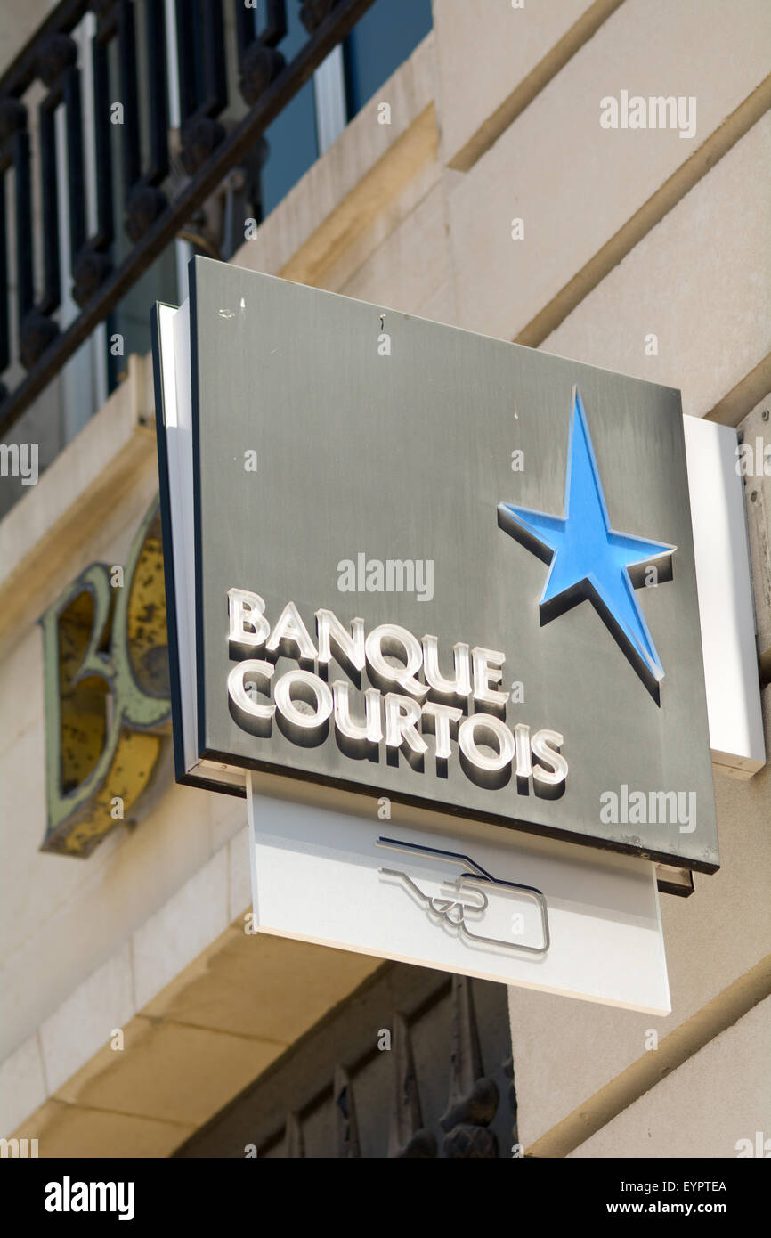 Banque Courtois Zeichen außerhalb der Bank-Filiale im Zentrum der Stadt in Bordeaux, Frankreich Stockfoto