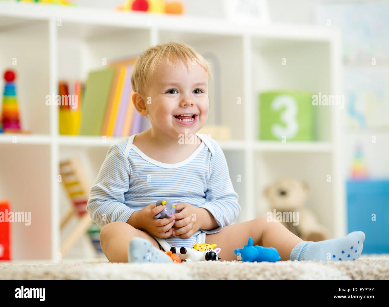 kleines Kind Junge spielt mit Spielzeug Tiere Stockfoto