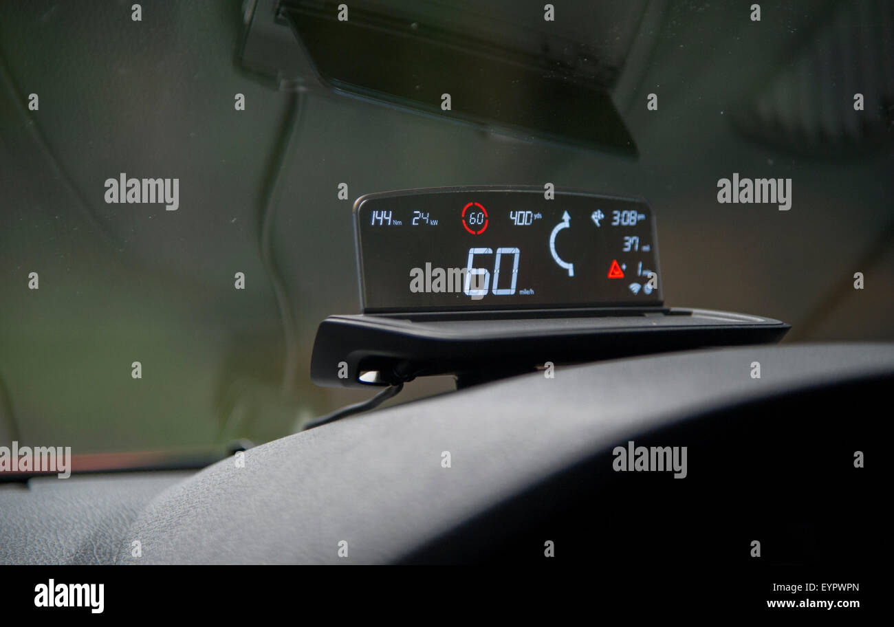 Aftermarket Head Up Display (HUD) auf dem Armaturenbrett eines Autos, Geschwindigkeit, Limit- und Navigation Informationen. Großbritannien Stockfoto