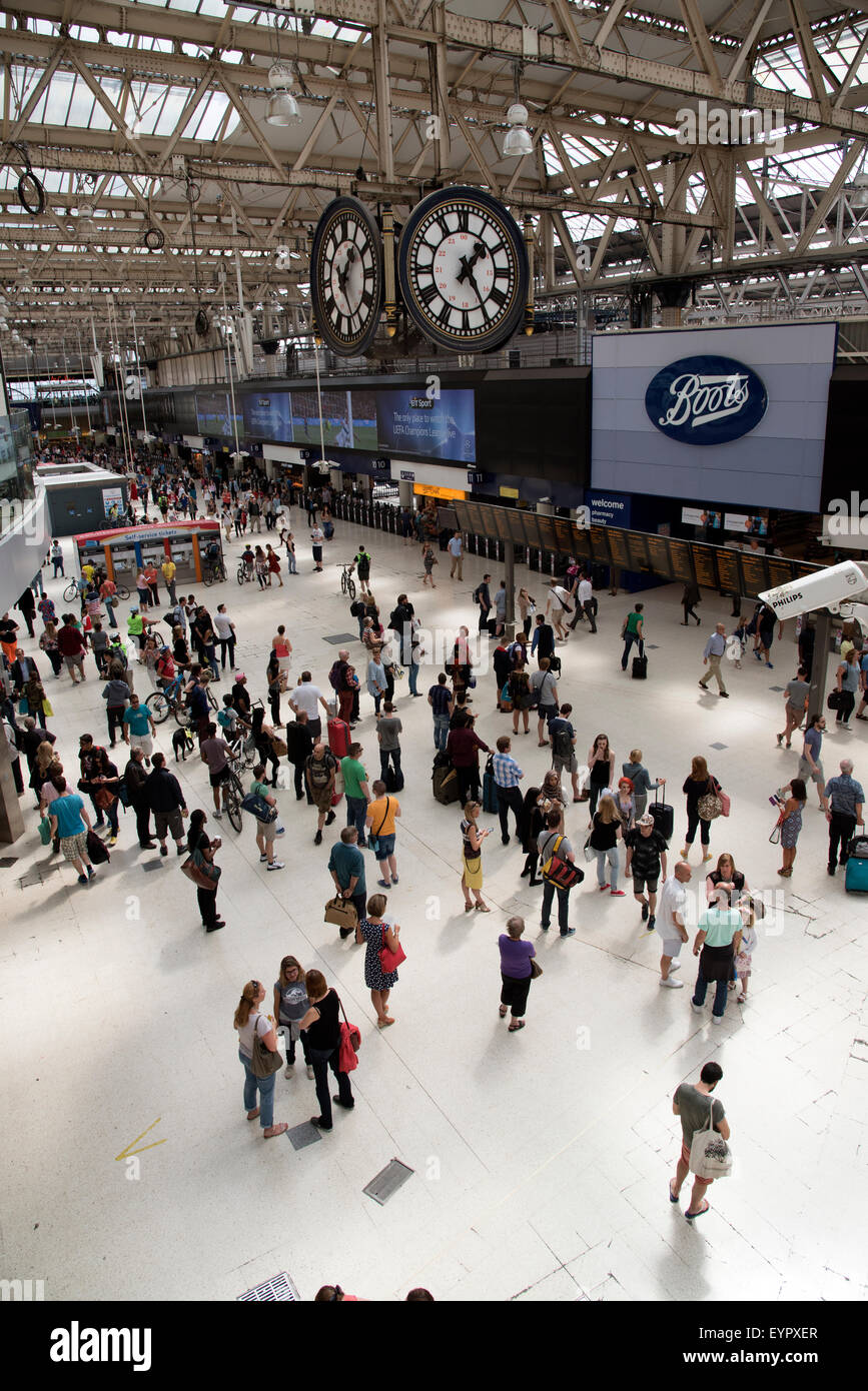 Passagiere mischen auf einem belebten Londoner Bahnhofshalle Stockfoto