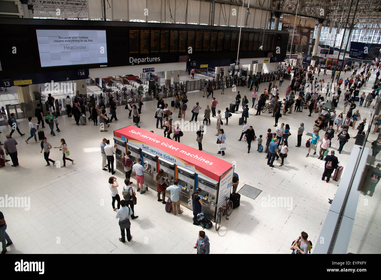 Bahnreisende, Kauf von Fahrkarten aus dem Self-Service-Automaten auf Bahnhofshalle in Waterloo-London UK Stockfoto