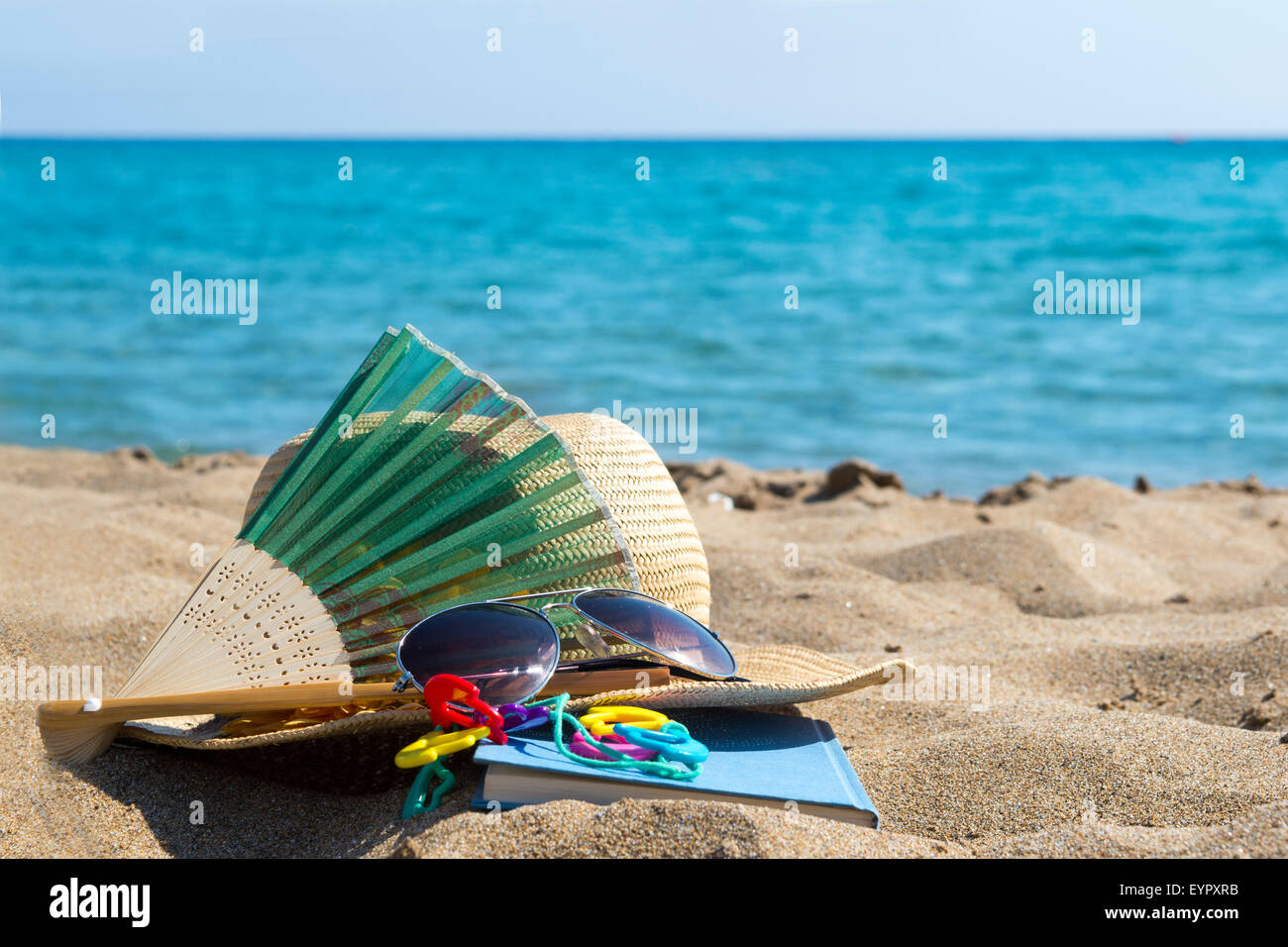Sommer Urlaub Zubehör platziert am Strand Stockfoto
