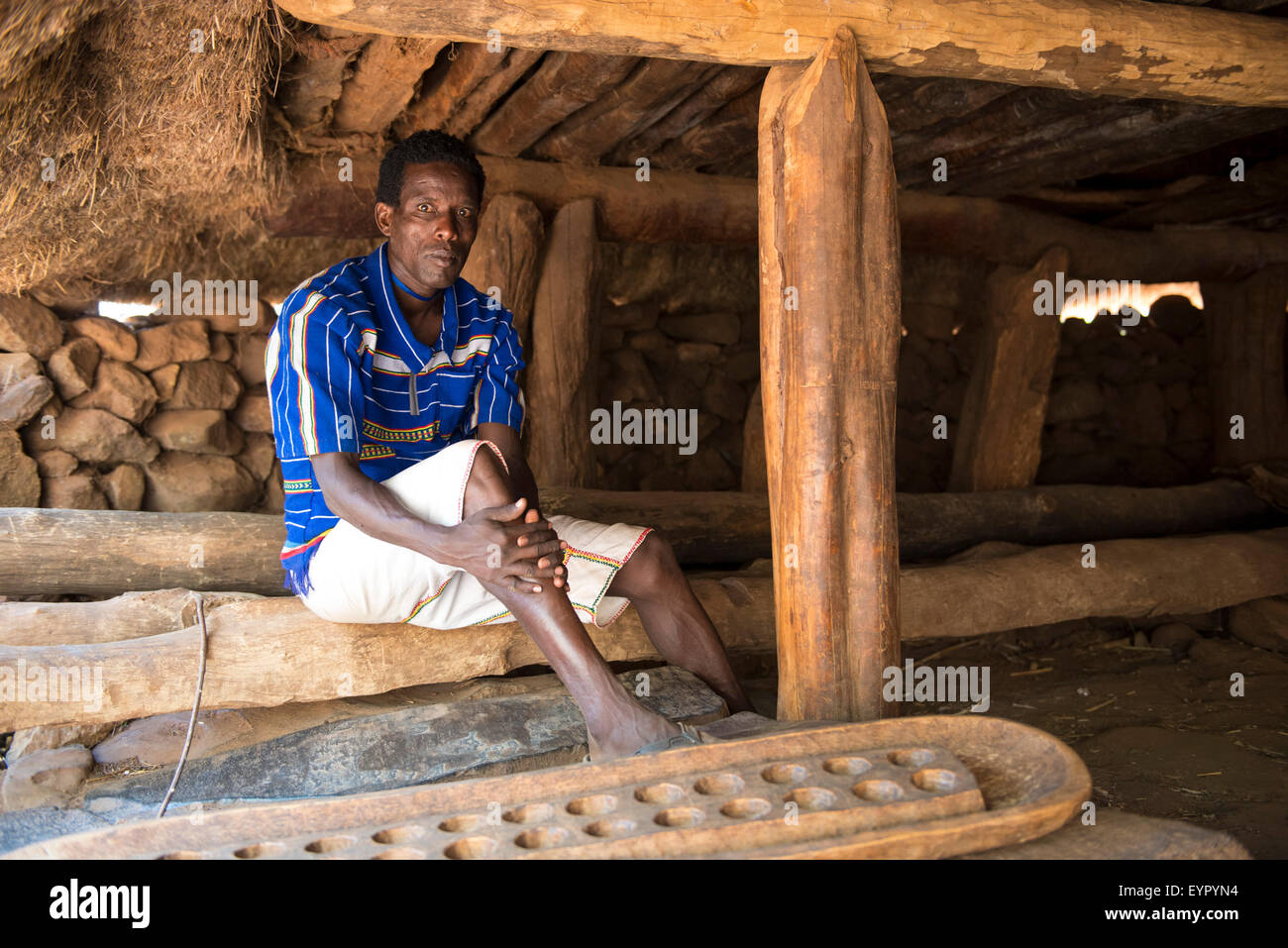 Konso Mann sitzt in einem Gemeinschaftshaus oder Mora in einem Konso Dorf, Konso-Region, Äthiopien Stockfoto