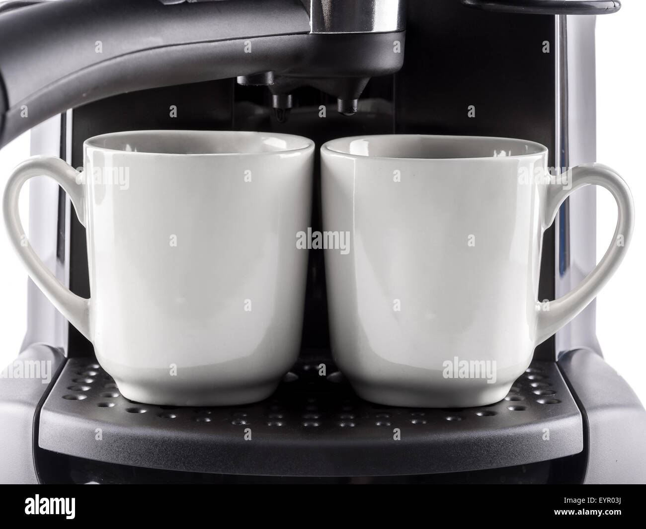 Nahaufnahme der modernen Kaffeemaschine mit zwei weißen Tassen Stockfoto