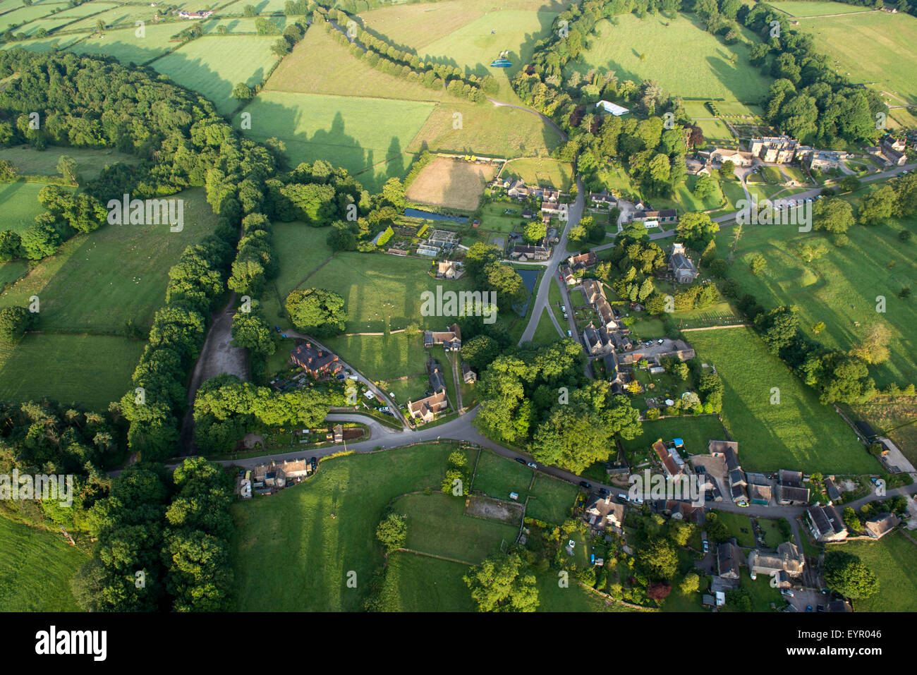 Luftaufnahme des Dorfes Tissington im Peak District in Derbyshire, England UK Stockfoto