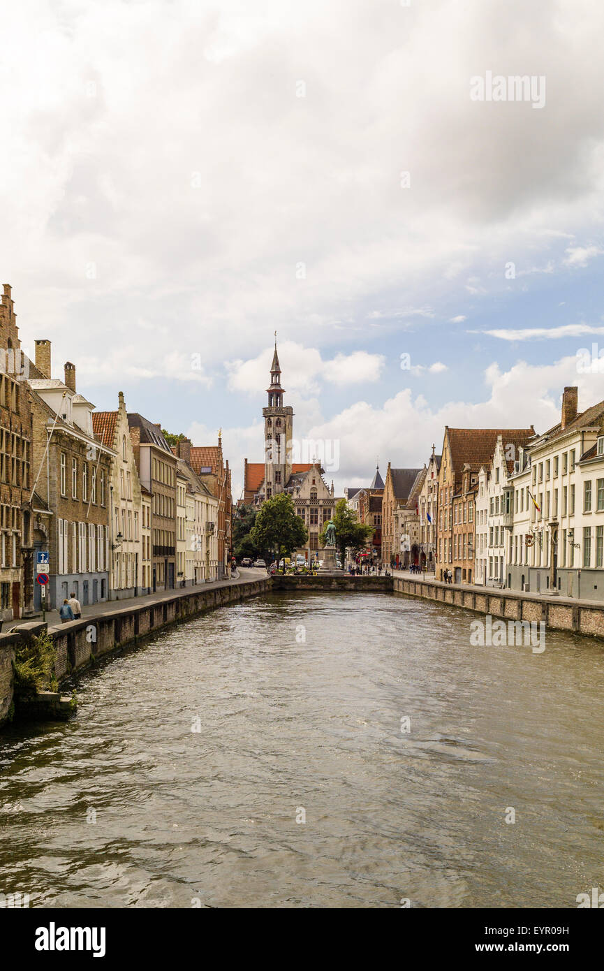 Blick entlang des Kanals in Richtung Jan van Eyckplein, Brugge, Belgien. Stockfoto