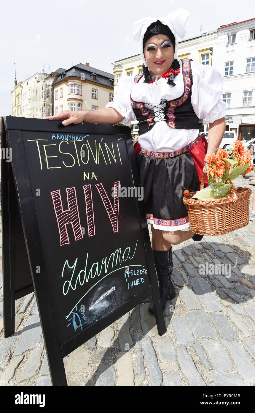 Einige 80 Personen nahmen an einer bunten Parade von Lesben, Schwulen, Bisexuellen und Transsexuellen in das Zentrum von Olomouc, Tschechische Republik, 1. August 2015 statt. Der erste Regenbogen Pride Olomouc, inspiriert von der Prague Pride-Veranstaltung war es, der Öffentlichkeit zu zeigen, dass Menschen aus der LGBT-Gemeinschaft ihre Orientierung nicht schämen zu tun. (CTK Foto/Ludek Perina) Stockfoto