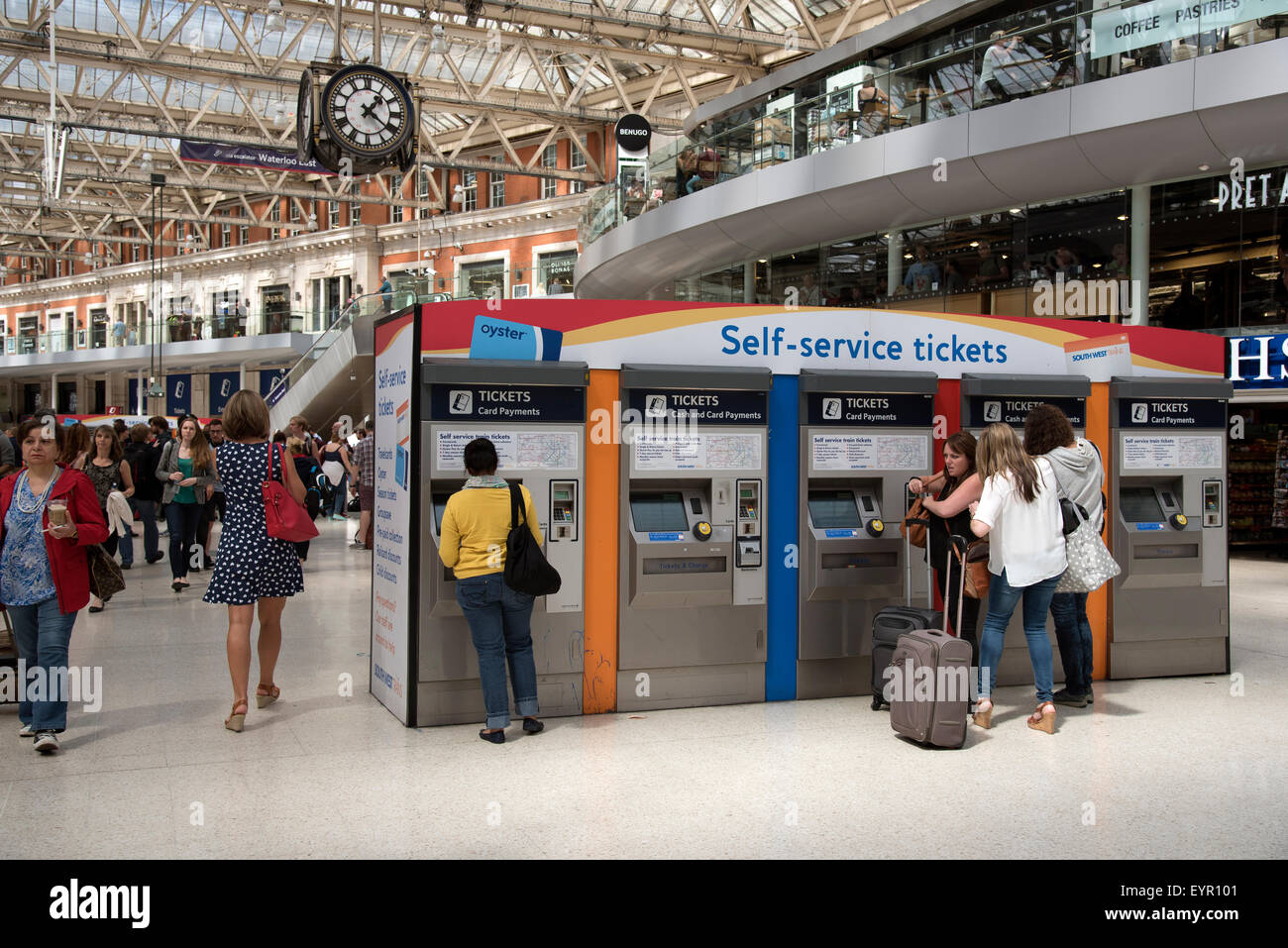 Bahnreisende, Kauf von Fahrkarten aus dem Self-Service-Automaten auf Bahnhofshalle in Waterloo-London UK Stockfoto