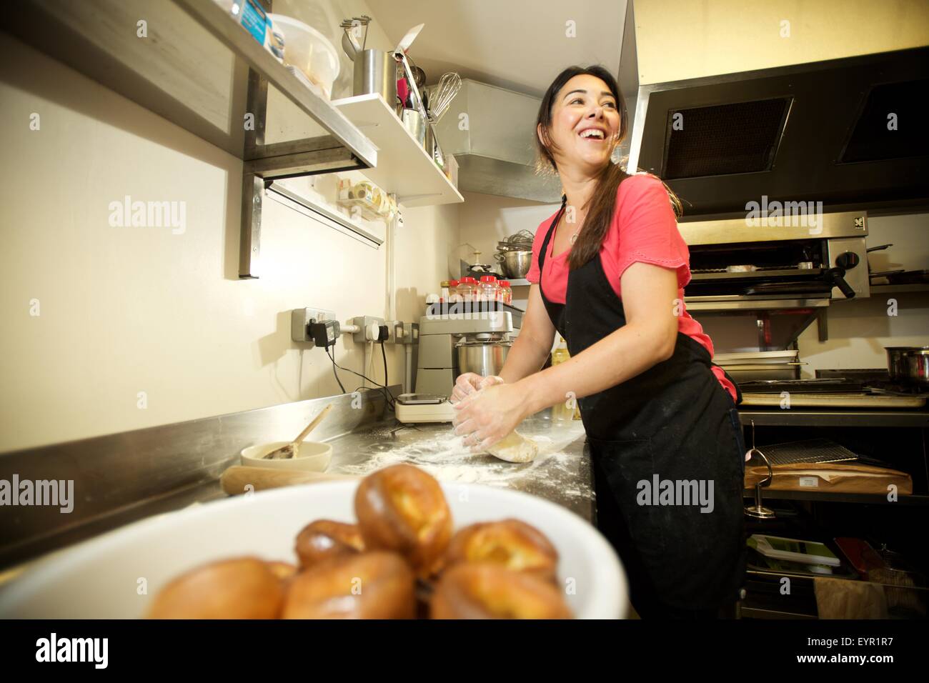 junge Frau in der Küche, die Zubereitung von Essen Stockfoto