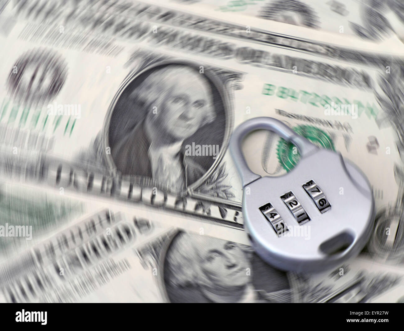Kombination Vorhängeschloss ruht auf US-Dollar-Banknoten mit Spin-Effekt Stockfoto