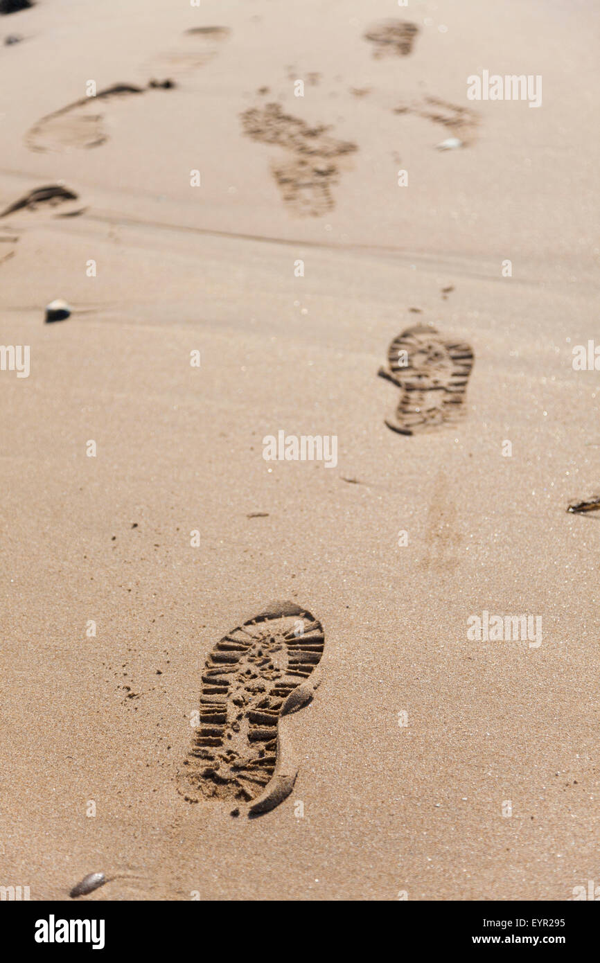 Fußspuren im Sand am Strand. Stockfoto