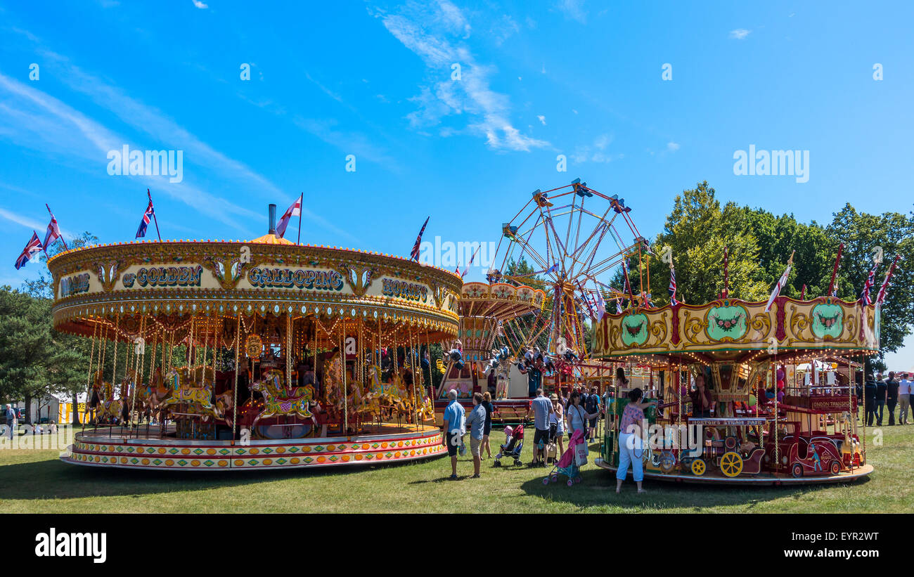 Vintage Kirmes Festplatz Karussell galoppierenden Pferden frohe gehen Runde Riesenrad Kettenkarussell Stockfoto