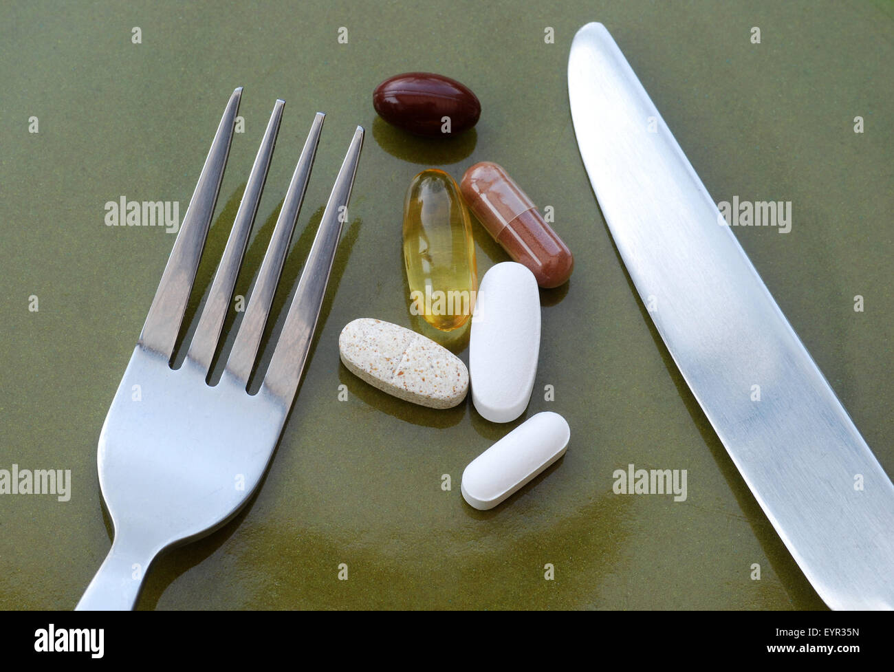 Gesundes Wohnen-Konzept zeigt Vitamintabletten auf Teller Stockfoto