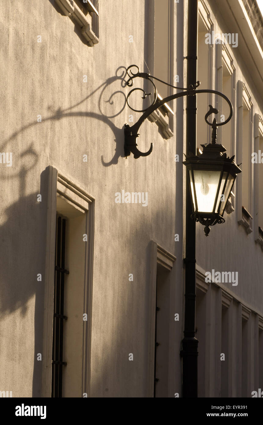 Straße Laterne auf Wand, Altstadt, Warschau Stockfoto