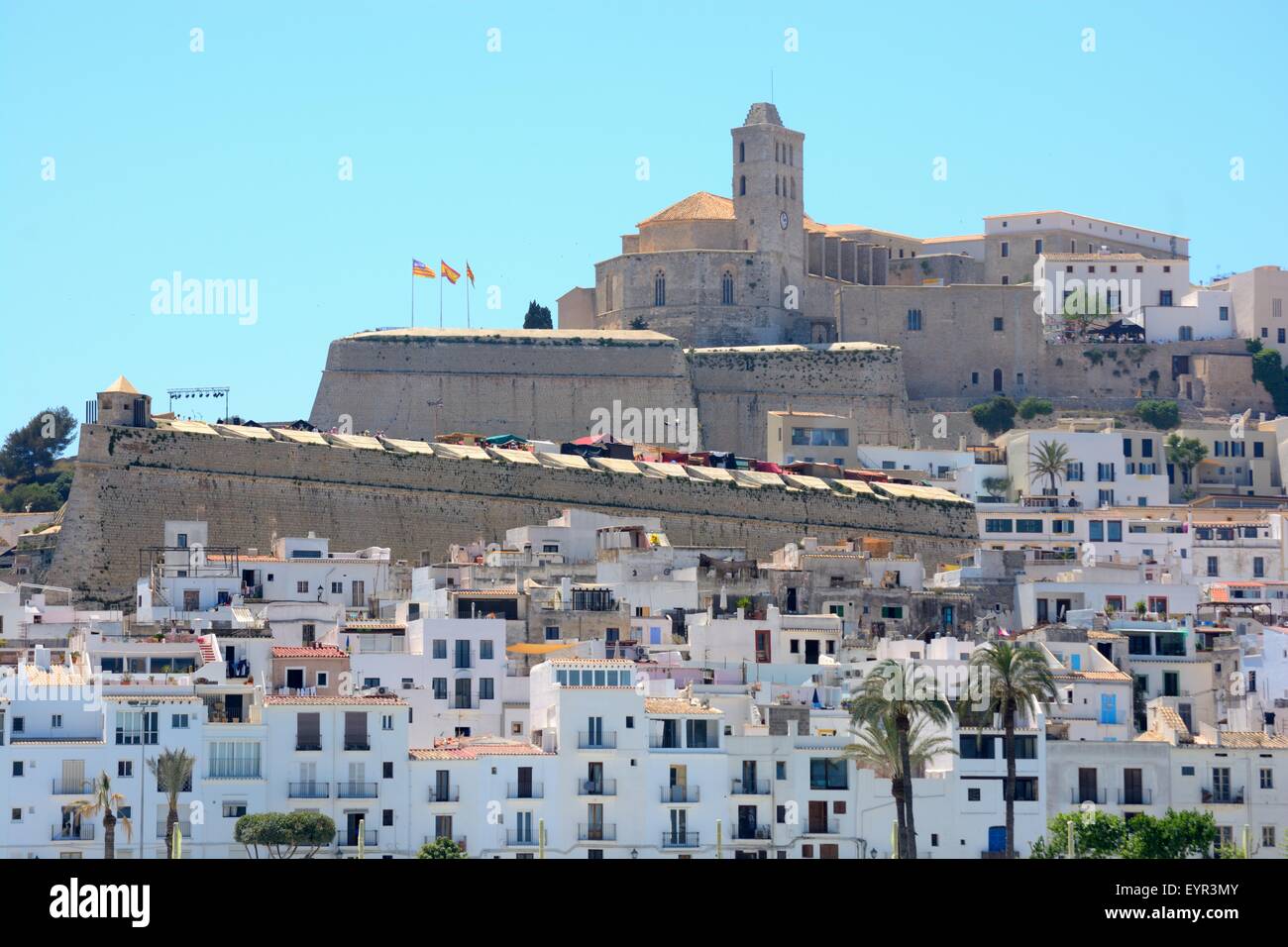 Ibiza Altstadt Festungsmauern, auf einem Hügel Kirche und Stadthäuser vom Meer aus gesehen, Spanien Stockfoto