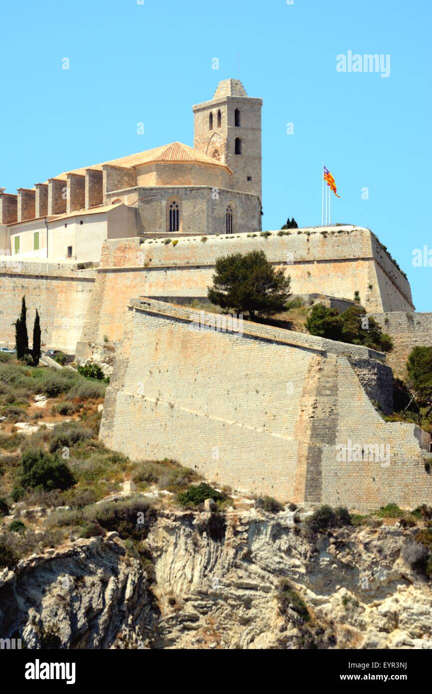 Ibiza Altstadt Festungsmauern und Kirche auf einem Hügel vom Meer aus gesehen, Spanien Stockfoto