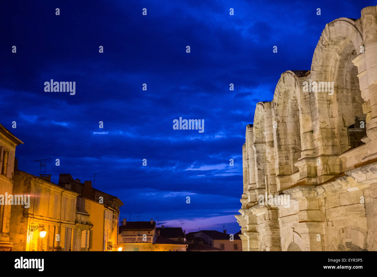 Les Arènes Arles, Amphi Theater in Arles bei Nacht Stockfoto