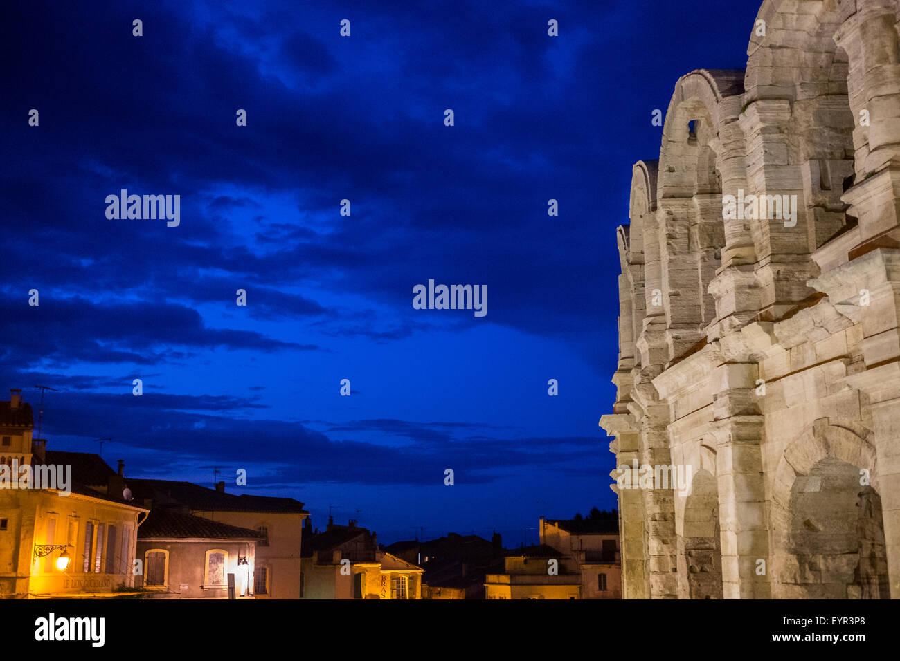 Les Arènes Arles, Amphi Theater in Arles bei Nacht mit einem dunkelblauen Himmel Stockfoto