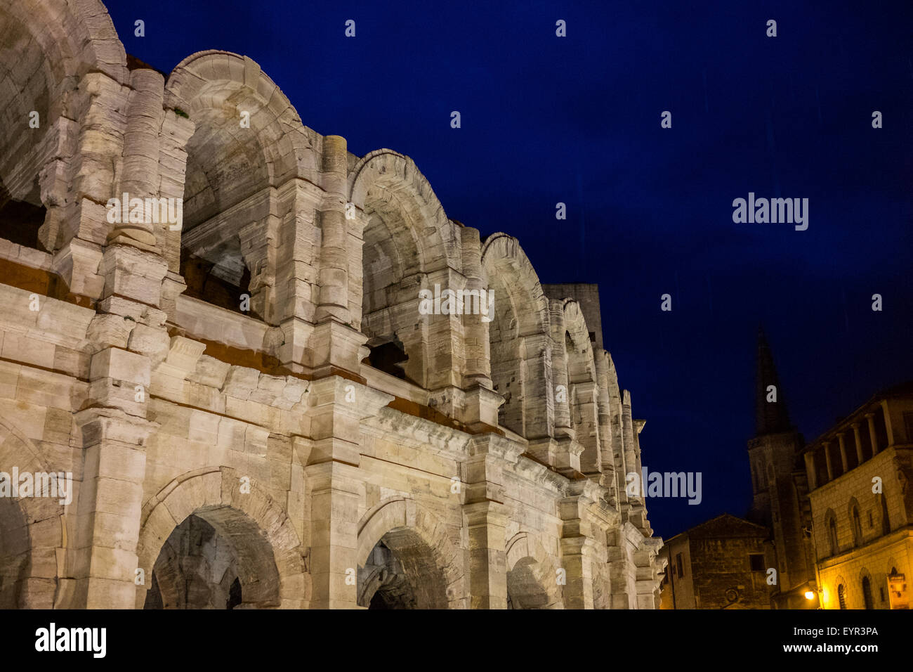 Les Arènes Arles, Amphi Theater in Arles bei Nacht mit einem dunkelblauen Himmel Stockfoto