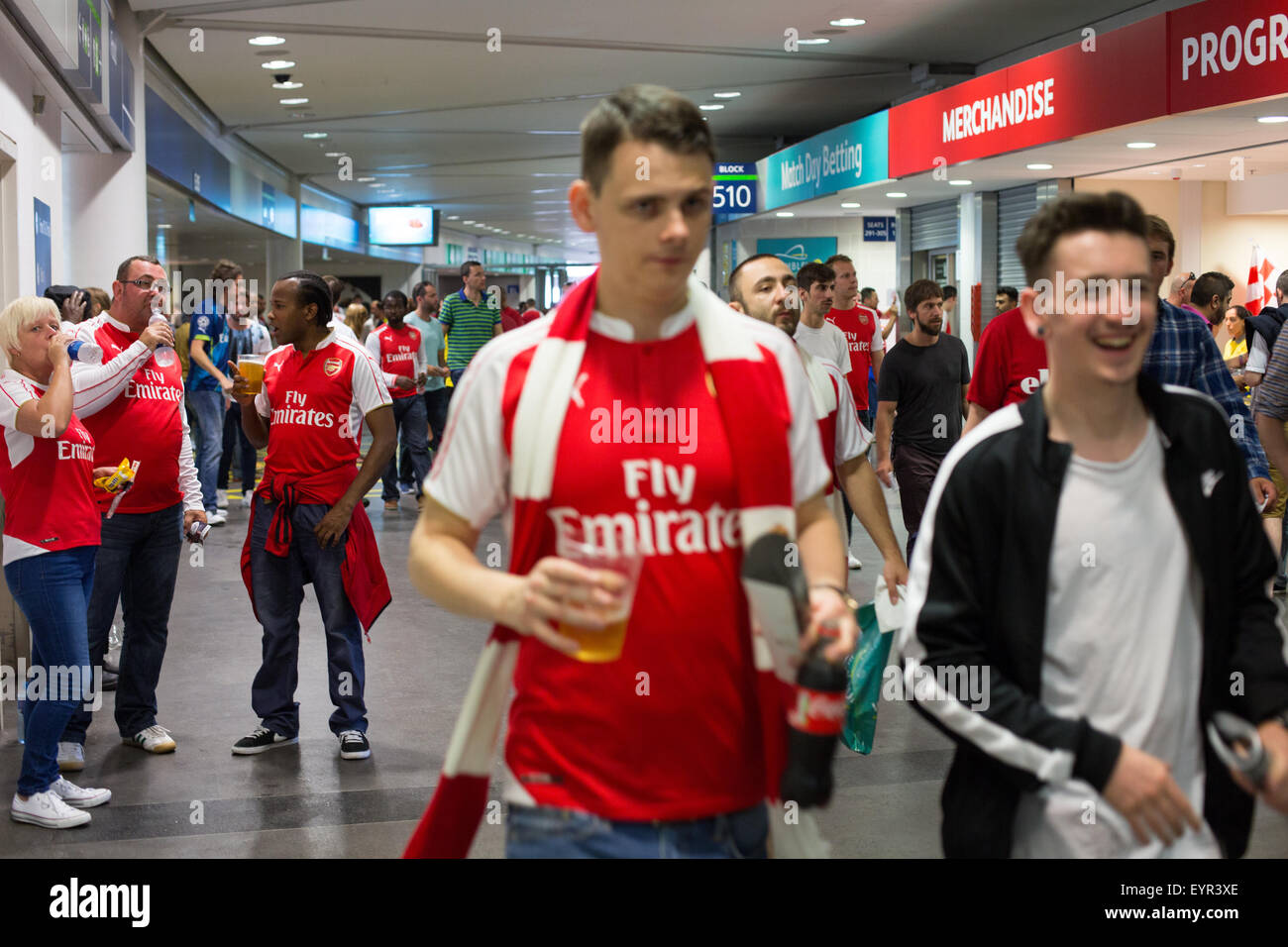 Fußballfans trinken Bier im Wembley-Stadion vor der Einnahme ihren Plätzen je nach Bedarf. Sie sind Fans von Arsenal. Stockfoto