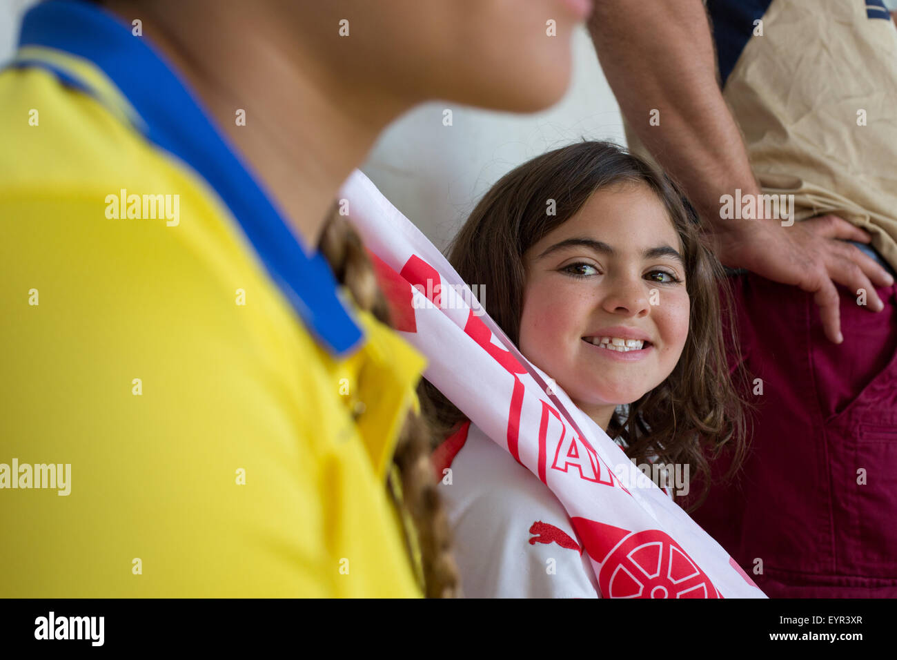 Junges Mädchen bei einem Arsenal Fußballspiel im Stadion ansehen Stockfoto