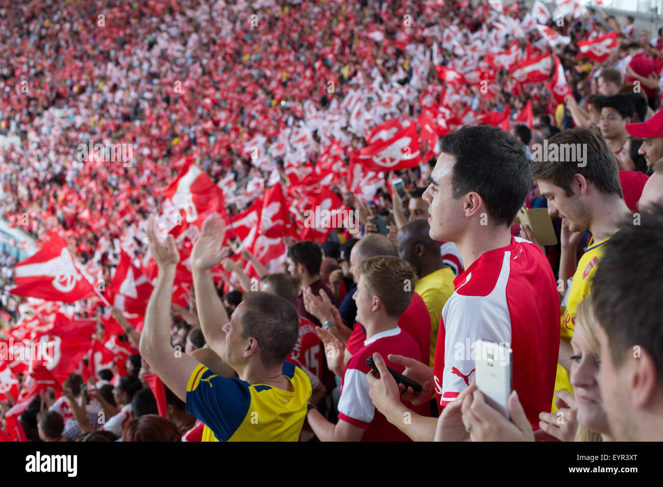 Fußballfans im Wembley-Stadion bilden eine Masse von Res und weiß, nachdem ihr Team den Community Shield gewann Stockfoto