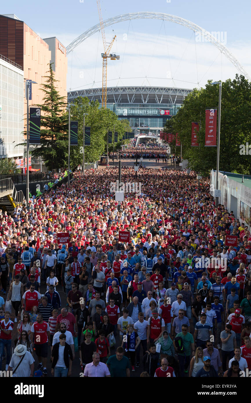 Wembley-Stadion mit Fußballfans in den Vordergrund zu Fuß zur u-Bahnstation Wembley Park Stockfoto