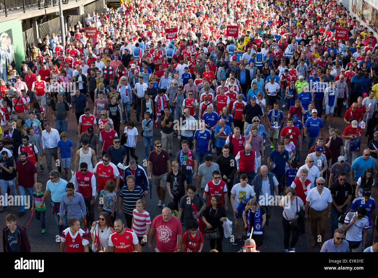 Fußball-Fans nach Wembley park Tube Station nach einem Spiel im Wembley-Stadion Stockfoto