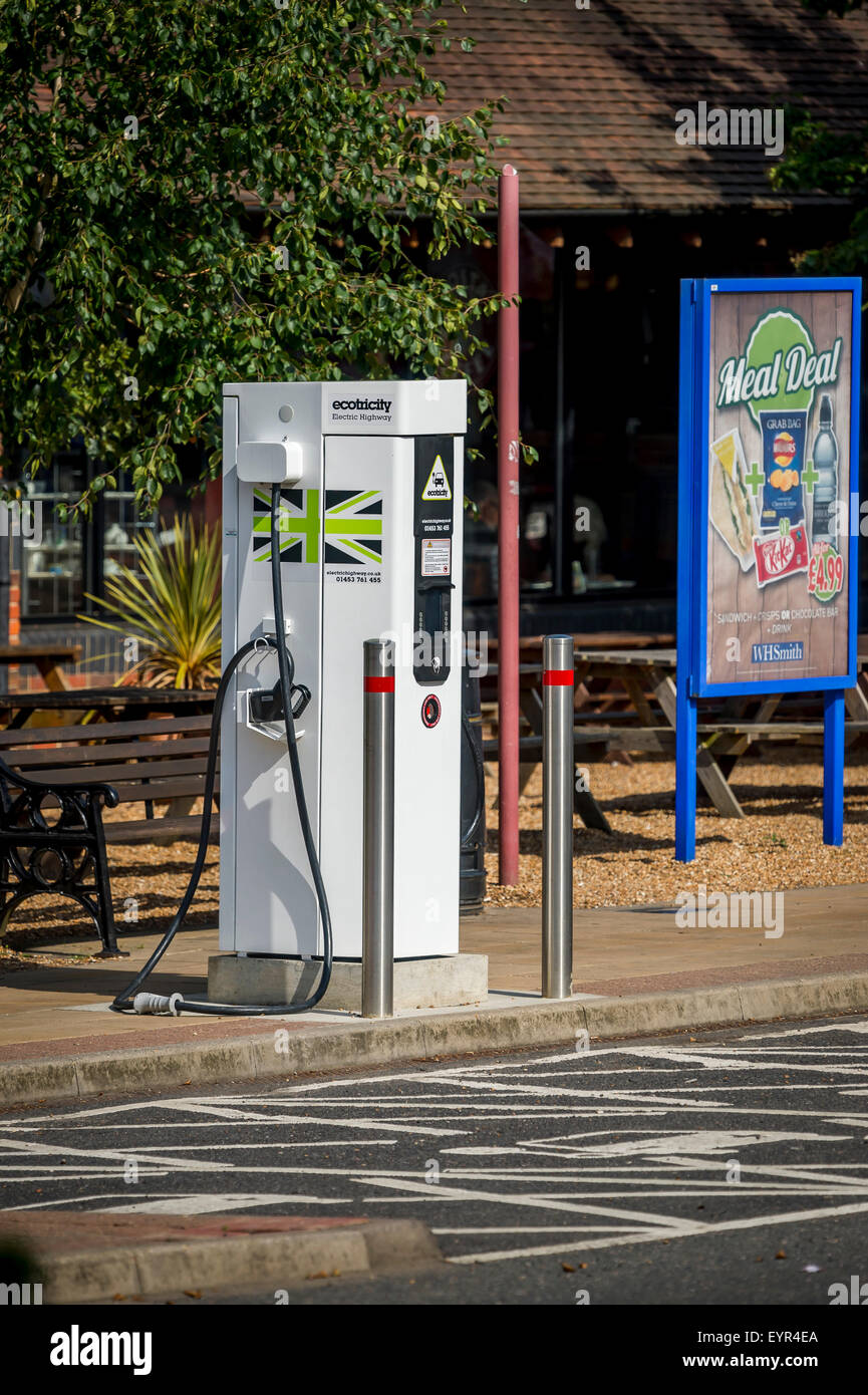 Elektrische Ladestation für Fahrzeuge auf einem Parkplatz in England. Stockfoto