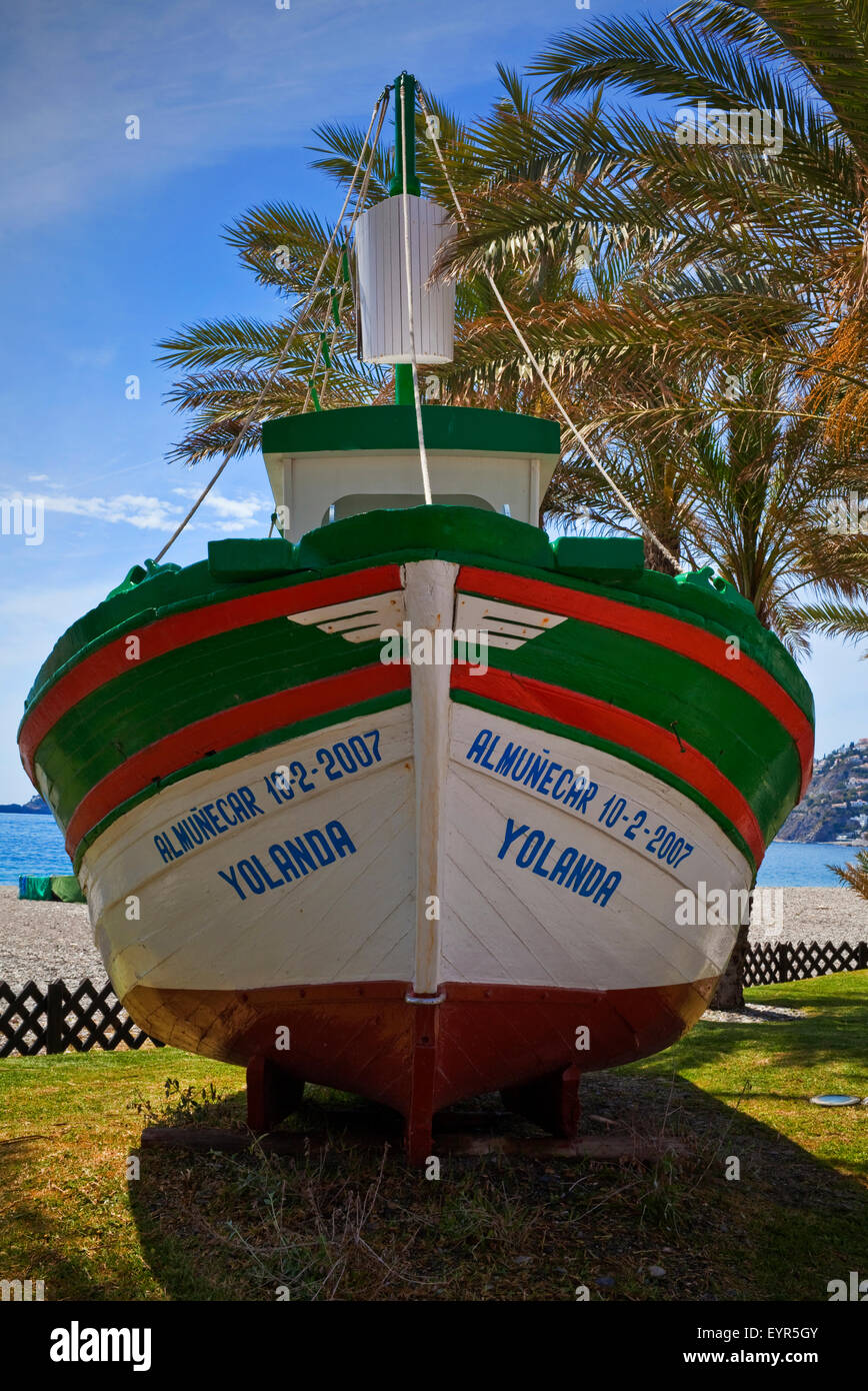 Alte, jetzt dekorative Fischerboot in Almuñéca, Costa Tropical, Provinz Granada, Spanien Stockfoto