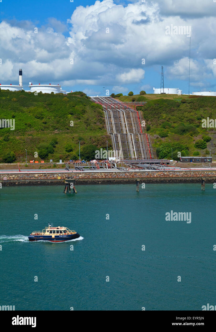 Refinary Pipeline in Milford Haven, Pembrokeshire, South Wales, Großbritannien Stockfoto