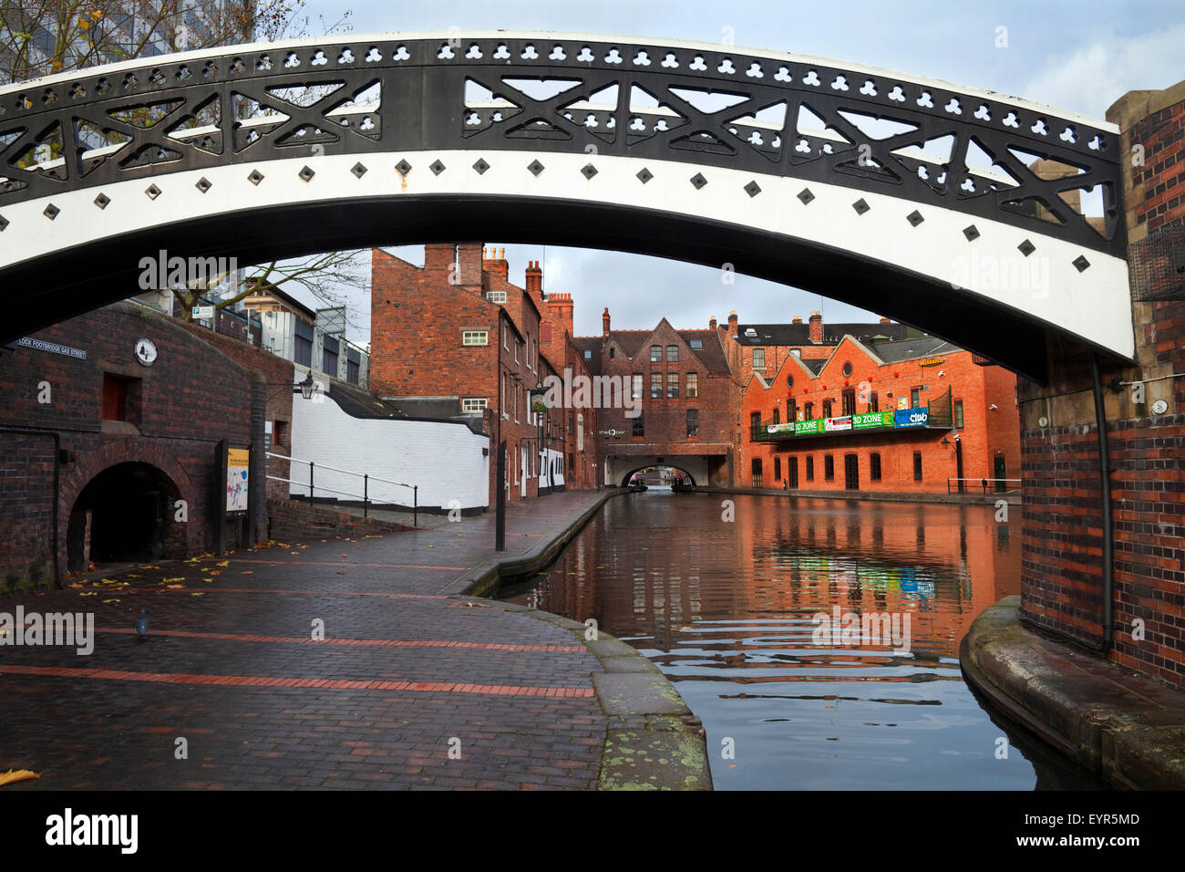 Verriegeln der Fußgängerbrücke an der Gas-Straße-Kanal-Becken und die Birmingham-Worcester Kanal-Tunnel unter der Broad Street, Birmingham Stockfoto