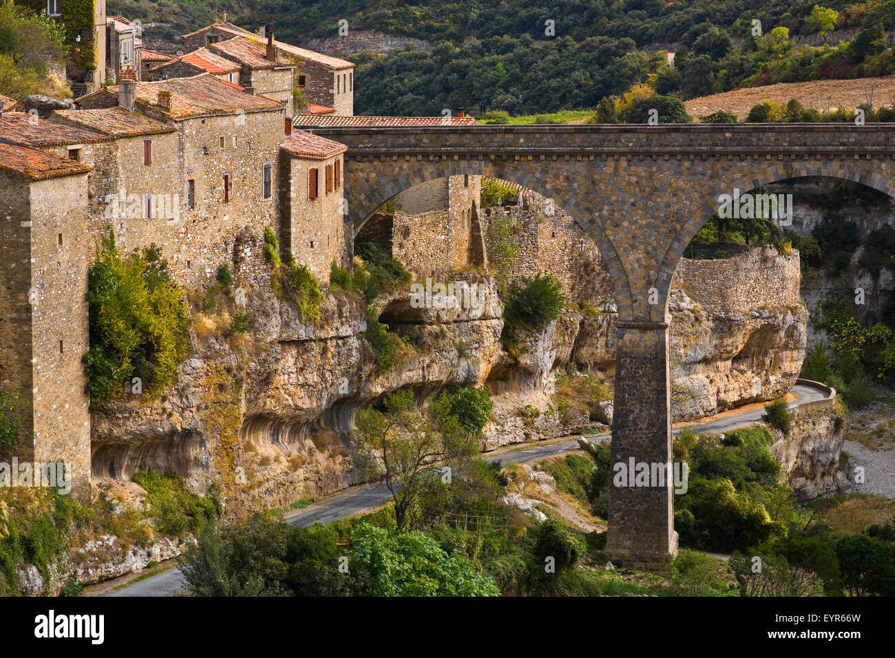 Minerve Dorf und die Brücke über das Tal des Flusses Cesse, Languedoc-Roussillon, Frankreich Stockfoto
