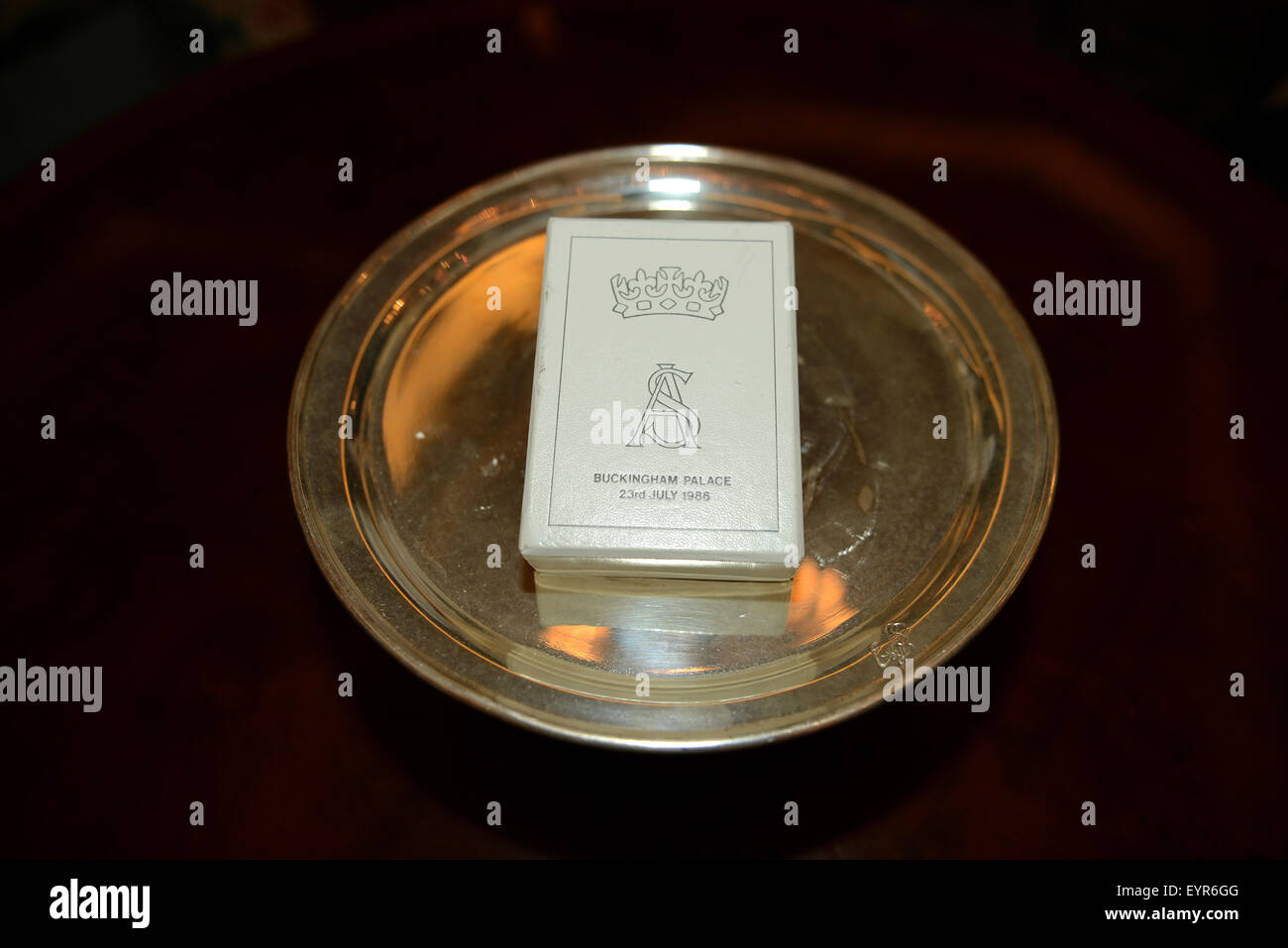 Fünf Scheiben der königlichen Hochzeit Kuchen aus der Estate Leonard Massey, ehemaliger Chauffeur auf die Königin, sind auf dem Display an der Stafford London vor in den USA von Juliens Auktionen versteigert.  Die Hochzeitstorten sind: Prinzessin Anne und Captain Mark Phillips Prinz Andrew und Sarah Ferguson Prince Charles und Prinzessin Diana Prince Charles und Camilla Parker Bowles Prince William und Kate Middleton wo: London, Vereinigtes Königreich als: 1. Juni 2015 Stockfoto