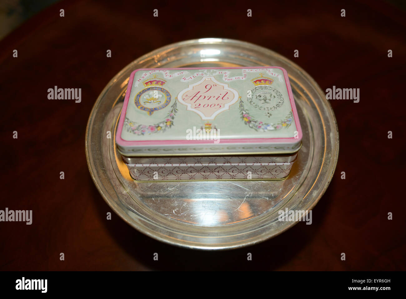 Fünf Scheiben der königlichen Hochzeit Kuchen aus der Estate Leonard Massey, ehemaliger Chauffeur auf die Königin, sind auf dem Display an der Stafford London vor in den USA von Juliens Auktionen versteigert.  Die Hochzeitstorten sind: Prinzessin Anne und Captain Mark Phillips Prinz Andrew und Sarah Ferguson Prince Charles und Prinzessin Diana Prince Charles und Camilla Parker Bowles Prince William und Kate Middleton wo: London, Vereinigtes Königreich als: 1. Juni 2015 Stockfoto