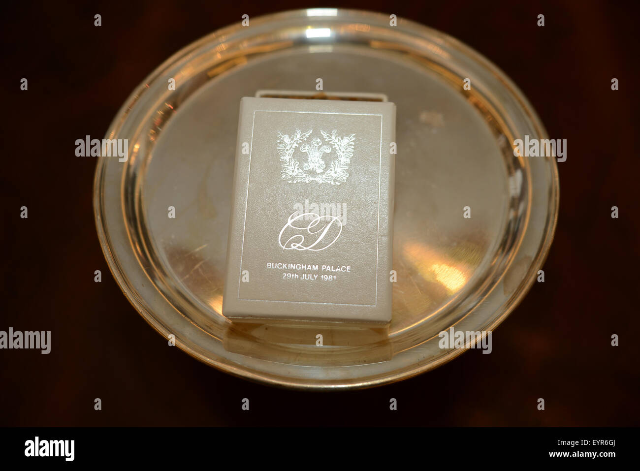 Fünf Scheiben der königlichen Hochzeit Kuchen aus der Estate Leonard Massey, ehemaliger Chauffeur auf die Königin, sind auf dem Display an der Stafford London vor in den USA von Juliens Auktionen versteigert.  Die Hochzeitstorten sind: Prinzessin Anne und Captain Mark Phillips Prinz Andrew und Sarah Ferguson Prince Charles und Prinzessin Diana Prince Charles und Camilla Parker Bowles Prince William und Kate Middleton wo: London, Vereinigtes Königreich als: 1. Juni 2015 Stockfoto