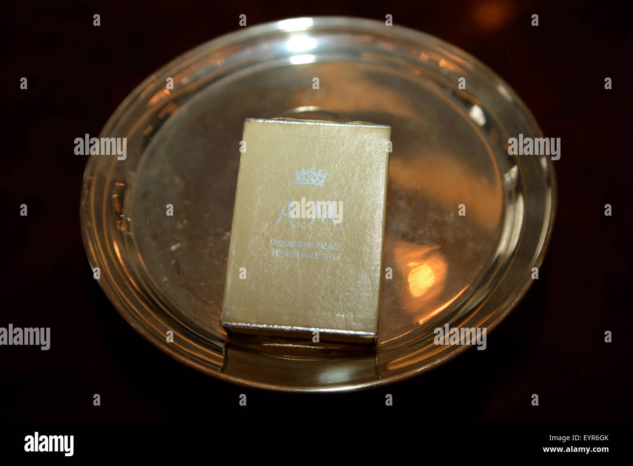 Fünf Scheiben der königlichen Hochzeit Kuchen aus der Estate Leonard Massey, ehemaliger Chauffeur auf die Königin, sind auf dem Display an der Stafford London vor in den USA von Juliens Auktionen versteigert.  Die Hochzeitstorten sind: Prinzessin Anne und Captain Mark Phillips Prinz Andrew und Sarah Ferguson Prince Charles und Prinzessin Diana Prince Charles und Camilla Parker Bowles Prince William und Kate Middleton wo: London, Vereinigtes Königreich als: 1. Juni 2015 Stockfoto